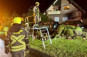 Freiwillige Feuerwehr Hünxe: FW Hünxe: Pkw landet im Vorgarten auf dem Dach