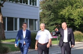 REHAU Industries SE & Co. KG: **Bayerischer Innenminister Joachim Herrmann besucht REHAU-Standort in Erlangen**