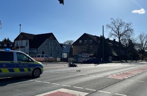 Polizei Bielefeld: POL-BI: Verkehrsunfall mit schwerverletztem Kradfahrer - Unfallverursacher fl&uuml;chtet zun&auml;chst