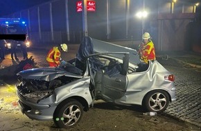 Feuerwehr Minden: FW Minden: PKW entwurzelt Baum in Mindener Innenstadt