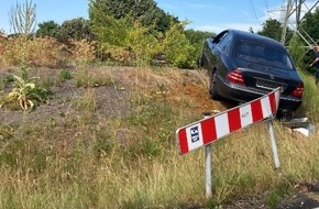 Kreispolizeibehörde Wesel: POL-WES: Dinslaken - Pkw-Fahrer flüchtet vor der Polizei - Fahrt endet auf einem Kreisverkehr