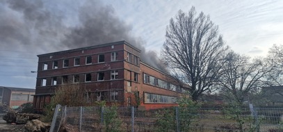 Feuerwehr Essen: FW-E: Starke Rauchentwicklung aus leerstehender Industrieruine - Brandausbreitung verhindert