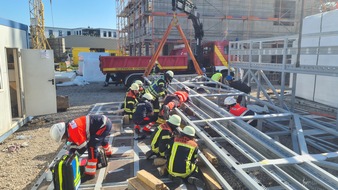 Feuerwehr Offenburg: FW-OG: Schwerer Arbeitsunfall in Albersbösch