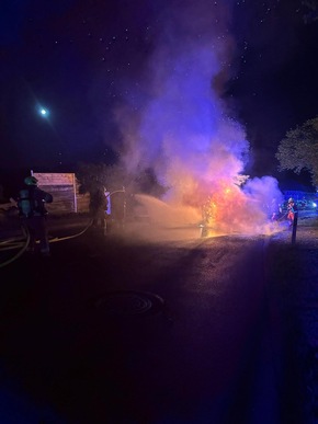 FW-Velbert: Schwerer Verkehrsunfall mit Fahrzeugbrand - eine Person schwer verletzt