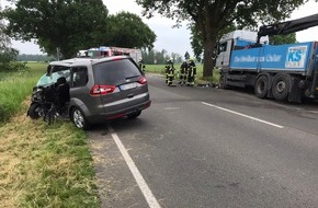 Feuerwehr Flotwedel: FW Flotwedel: Totalschaden an PKW nach Frontalzusammenstoß - Fahrzeugführer schwer verletzt