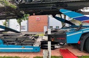 Freiwillige Feuerwehr Gemeinde Schiffdorf: FFW Schiffdorf: Belgischer LKW-Fahrer verliert Hydrauliköl auf Kreisstraße