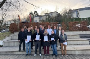 DIE PAPIERINDUSTRIE e.V.: Verleihung des Heinrich-August-Schoeller-Bestenpreises des Verbands DIE PAPIERINDUSTRIE für die jahrgangsbesten Papiertechnologinnen und Papiertechnologen im Papierzentrum in Gernsbach