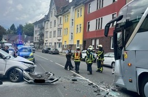 Feuerwehr Bochum: FW-BO: Schwerer Verkehrsunfall in Westenfeld fordert 5 Verletzte