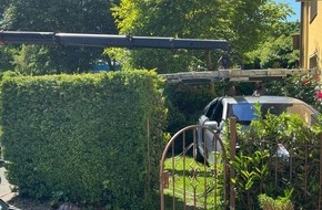 Polizei Hagen: POL-HA: Gas und Bremse verwechselt - 88-j&auml;hriger Autofahrer f&auml;hrt durch Hecke in den Vorgarten eines Wohnhauses