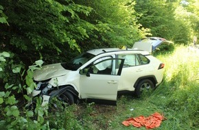 Polizei Rheinisch-Bergischer Kreis: POL-RBK: Wermelskirchen - Zwei Verletzte und hoher Sachschaden bei Verkehrsunfall
