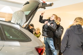 Besucher entdecken große Modellvielfalt für die ganze Familie beim Škoda Buffet