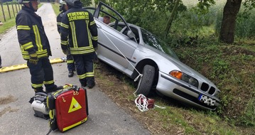 Feuerwehr Schermbeck: FW-Schermbeck: PKW im Graben