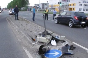 Polizeiinspektion Hameln-Pyrmont/Holzminden: POL-HM: Unfallflucht - Sattelzug überrollt Verkehrsinsel