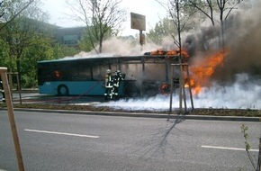 Polizeipräsidium Frankfurt am Main: POL-F: 060509 - 0516  Heddernheim: Linienbus ausgebrannt