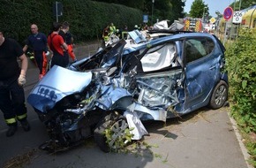 Polizeiinspektion Stade: POL-STD: 76-jährige Autofahrerin bei Unfall mit Zug in Agathenburg schwerstverletzt