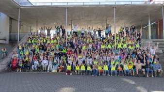 Comunicato stampa: «Dai bambini dei giardini d’infanzia ai CEO: la Svizzera si fa bella»