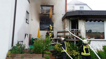 FW-AR: Großeinsatz der Arnsberger Feuerwehr bei Wohnungsbrand in Müschede - ein Verletzter