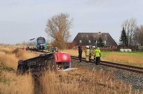 Bundespolizeiinspektion Flensburg: BPOL-FL: Zug kollidiert mit Kleintransporter - Fahrer verletzt