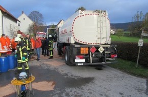 Polizeiinspektion Hameln-Pyrmont/Holzminden: POL-HM: Glimpflicher Ausgang  - Heizöllaster verunreinigt Fahrbahn
