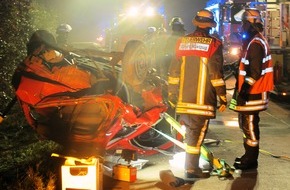 Feuerwehr Düsseldorf: FW-D: Verkehrsunfall forderte eine Schwerverletzte
Fahrerin wurde im Fahrzeug eingeklemmt