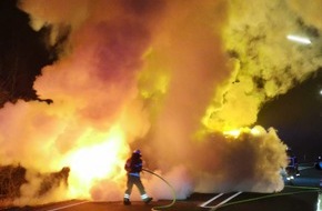 Feuerwehr Bremerhaven: FW Bremerhaven: PKW in Vollbrand