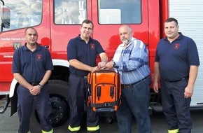 Feuerwehr Kirchhundem : FW-OE: Löschgruppe Welschen Ennest dankt dem Deutschen Roten Kreuz für neuen Rettungsrucksack / Gute Zusammenarbeit zwischen Feuerwehr und DRK