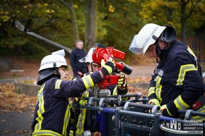 FW Hennef: Lehrgang für Drehleiter - Maschinisten bei der Feuerwehr Hennef