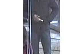 Polizei Düsseldorf: POL-D: Nach gescheitertem Banküberfall in Hassels: Polizei fahndet mit Fotos nach dem Täter - Wer kennt den Mann? Bilder im Anhang