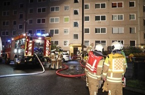 Feuerwehr Dresden: FW Dresden: Wohnungsbrand - Einsatzkräfte retten Bewohner über Balkon und bekämpfen Vollbrand