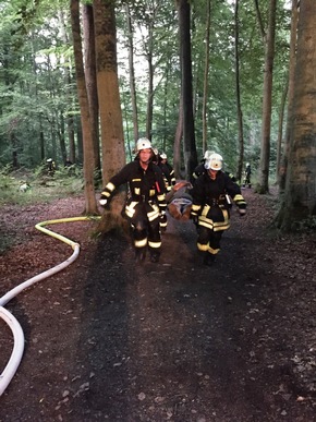 FW-AR: Basislöschzug 1 übt Ernstfall im Wildwald Voßwinkel