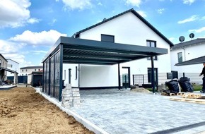 Matthias Schmidt: Anbaucarport an Betongarage, Wand-Carport München