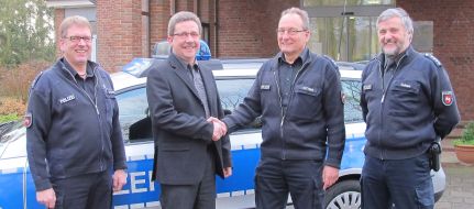 Polizeiinspektion Nienburg / Schaumburg: POL-NI: Wachwechsel in der Polizeistation Rohrsen -Bild im Download-