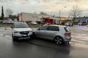 Feuerwehr Detmold: FW-DT: Verkehrsunfall mit gemeldeter eingeklemmter Person