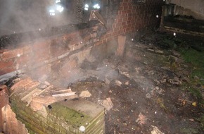Polizeiinspektion Hameln-Pyrmont/Holzminden: POL-HOL: Deensen - OT Braak: Unterstellplatz in Flammen aufgegangen - Wohnwagen und Gartengeräte beschädigt -