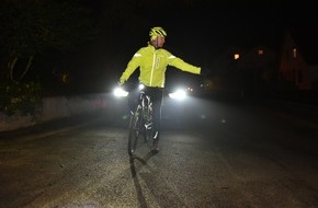 ADAC Hessen-Thüringen e.V.: Licht ins Dunkel bringen / ADAC: Tipps für bessere Sichtbarkeit von Radfahrern