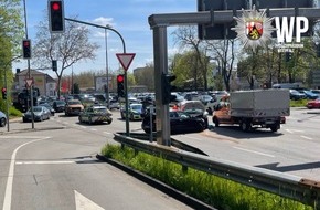 Polizeidirektion Kaiserslautern: POL-PDKL: Unfall im Kreuzungsbereich: Wer hatte Rot?