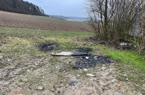 Polizeiinspektion Northeim: POL-NOM: Bodenverunreinigung nach Ölwechsel in der Feldmark von Billerbeck/ Unerlaubter Umgang mit Abfällen/ Zeugenaufruf