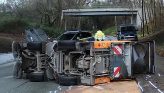 Polizei Bochum: POL-BO: Bochum / Kehrmaschine umgekippt - Fahrer verletzt / Zeugen nach Unfallflucht gesucht!