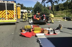 Feuerwehr Altenbeken: FW-PB: Drei Verletzte nach Verkehrsunfall auf der Bundesstraße 64