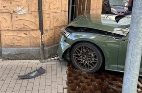 Polizei Hagen: POL-HA: Audi-Fahrer f&auml;hrt bei Ausweichman&ouml;ver in Kiosk