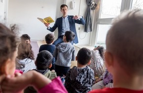 FRÖBEL-Gruppe: PM mit Bildern: Neuköllns Bezirksbürgermeister Martin Hikel unterstützt frühe Sprachförderung