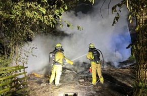 Feuerwehr Weinheim: FW Weinheim: Gartenhütte im Gewann Hammelsbrunnen niedergebrannt - Weinheimer Feuerwehr verhindert weitere Ausbreitung