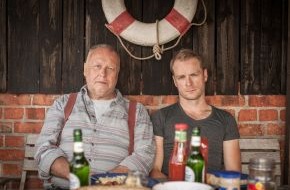 ZDF: "Mord in Aschberg" mit Hinnerk Schönemann und Thomas Thieme / Dorfkrimi als ZDF-"Fernsehfilm der Woche" und in ZDFneo (FOTO)