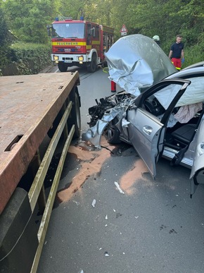 FW-EN: Verkehrsunfall und Brand im Gebäude - Feuerwehr Hattingen zweimal im Einsatz