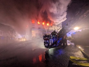 Feuerwehr MTK: Ausgedehnter Brand in Gewerbeobjekt in Hattersheim am Main - Feuer gelöscht, Nachlöscharbeiten dauern an