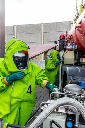 Feuerwehr MTK: &quot;Red Tanker &apos;25&quot;: 120 Einsatzkräfte proben Gefahrstofflage an der Heinrich-von-Kleist-Schule Eschborn
