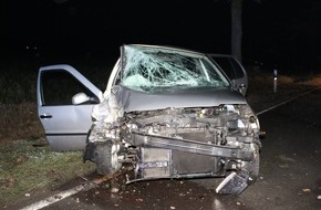 Polizei Minden-Lübbecke: POL-MI: Auto kracht gegen Straßenbaum