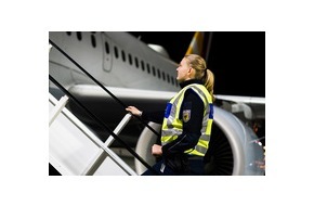 Bundespolizeidirektion Sankt Augustin: BPOL NRW: Bundespolizei nimmt gesuchten Algerier fest - Er wird heute dem Haftrichter zum Zwecke der Abschiebung vorgef&uuml;hrt