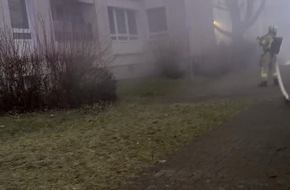 Feuerwehr Remscheid: FW-RS: Balkonbrand in einem Mehrfamilienhaus mit einer leicht verletzten Person