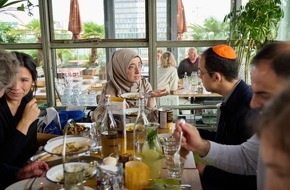 Islamic Relief Deutschland e.V.: Vier Religionen an einem Tisch / Bundesweite Hilfsaktion "Speisen für Waisen" regt zur Verständigung zwischen den Religionen an